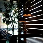 W - 店内の窓際の様子です