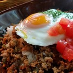 W - 目玉焼きをサクッと割って絡めて食べると、味わいがマイルドなガパオライス