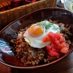 W - ナンプラーの香りが心地よい「ガパオライス」