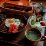 W - ランチは土日のみ、「ガパオライス (800円)」