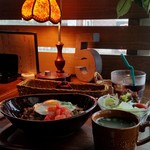 W - カウンター席も雰囲気がよいです