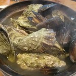 かき小屋 - お通しの蒸し牡蠣とムール貝