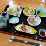 さんじ庵 - ランチセット「うみ (1400円)」♪　きざみ海苔たっぷり十二割そば・ミニ天ぷら（海老と野菜）・刺身・小鉢・ミニサラダ・デザートが付くセット