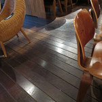 伊右衛門サロン - 昼間は木の温もりも光沢で美しい