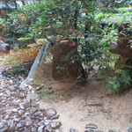 伊右衛門サロン - 雨で緑と幻想的に映える石畳