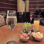 LOUNGE ON THE PARK -  CAVA & マンゴー・ジュース
            