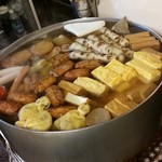 Hakataya - 入口付近にあるおでん鍋、めっちゃ美味しそう！