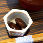 口直しとして、香川の郷土料理・醤油豆が添えられる。甘辛味のそら豆です