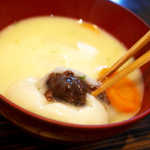 中には粒あん。とろりとした白味噌つゆと、絶妙な甘辛バランスを醸し出す