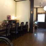 甘味茶屋 ぶどうの木 - カウンター席もテーブル席もあり、落ち着いて過ごせる喫茶店風の店