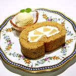 ダンケ珈琲店 - 8月　白桃のロールケーキ　～アールグレイの風味豊かなスポンジで白桃を巻いたさわやかなロールケーキです。