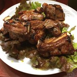 ソンポーン - スペアリブ。肉質は価格相応だが、味つけが絶妙すぎる。