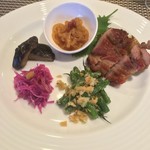 クロモリ - 前菜
      クラゲの冷菜
      紫キャベツの甘酢漬け
      椎茸の旨煮
      角田・齋藤豚の叉焼
      インゲンの香炒め