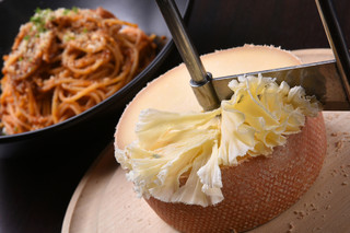 ル・ヴァン ドゥジェム - テッド　ド　モアンヌ（スイスのチーズ）スイス産の芳醇なチーズを花びらのようにスライスし、提供しています