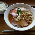 二ノ宮金次郎 - 醤油ラーメン７００円+煮玉子１００円とごはん１００円　計９００円