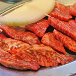 八百亭 - ハラミ(左)と上カルビ(右)