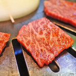 八百亭 - ロースターの上の上カルビ