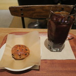 イズマイ - スイーツ・セット：チョコレート・スコーン、イズマイブレンド アイスコーヒー2