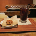 イズマイ - スイーツ・セット：チョコレート・スコーン、イズマイブレンド アイスコーヒー1