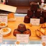 ポルトボヌール - ガトーバスク（左後方）