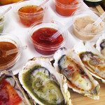 MAAKグランピングキッチン - 各産地 焼きかき
      【石巻産】【五島列島産】牡蠣
      1kg 1,000円（税別） 追加500g 600円（税別）
      【宮島産】牡蠣
      1kg 1,200円（税別） 追加500g 700円（税別）
      ※冬季限定