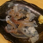 烏賊 鮨ダイニング 鮮助 - 活きイカ刺身のゲソ部分、醤油かけるとうにょにょにょーって踊り出す(笑)今回のはヤリイカでした。