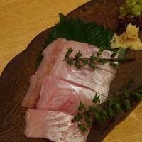 烏賊 鮨ダイニング 鮮助 大宮東口本店 - のどぐろ刺身900円、高かったけど旨かった。白身だけど、味がしっかりしてるから、噛む度に旨味が…たまらん( ﾟДﾟ)ｳﾏｰ