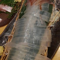 烏賊 鮨ダイニング 鮮助 大宮東口本店 - 活きイカ刺身(中)今回のはヤリイカでした。今まで泳いでたから透明感半端ない！