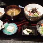 Ajisai - 本日の日替わり定食：海鮮丼850円。小鉢がいっぱいついています。
