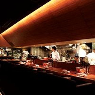 ダイナミックなカウンターで料理長厳選食材を炭で堪能！