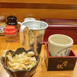 蔵元 豊祝 - 熱燗270円
      ミミガー250円