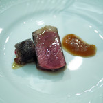 ペレグリーノ - 岩手の山形村というところの赤身の味わいが強い短角牛、付け合せに洋ナシのマスカードシロップ