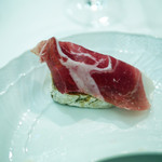 ペレグリーノ - 自家製の平焼きパンと、ピエモンテの良質な発酵バターと最高優品、黒豚の"クラテッロ・ディ・ジベッロ"