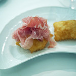 ペレグリーノ - ガローニのプロシュット・ディ・パルマ、２４ヶ月以上熟成させたプロシュート　下は熱々の揚げパイ、"トルタフリット"、現地と同じ食べ方で...