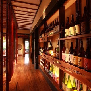 We have a wide variety of authentic shochu, carefully selected local sake, and hard-to-find treasured sake.