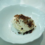 ペレグリーノ - 濃縮ミルクのジェラート、上には香ばしくローストしたヘーゼルナッツをふりかけて
