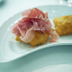 ペレグリーノ - ガローニのプロシュット・ディ・パルマ、２４ヶ月以上熟成させたプロシュート　下は熱々の揚げパイ、"トルタフリット"、現地と同じ食べ方で...