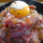 ローストビーフ星 - 「ローストビーフ丼（大盛・バルサミコヨーグルトソース・卵黄）」卵黄