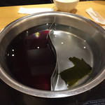 旬菜しゃぶ重 - 料理写真:だしがニ種類選べます。これは、すき焼きとしゃぶしゃぶ。