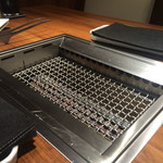 焼肉ダイニング GYUBEI - 女性・お子様連れでも快適！全卓に無煙ロースターを設置しているため、お肉を焼いた際の煙がほとんど出ません。