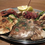 トラットリア イル ピスタッキオ - セコンド【天然鯛・アオリイカ・タコ・赤海老・帆立貝のグリル】