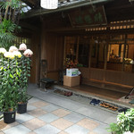 晴鴨楼 - 菊が綺麗な玄関