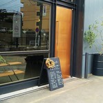 IMOM COFFEE ROASTERS - 店の出入口付近