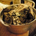 Kakigoyafiba - 焼き牡蠣の入った鍋(この状態で提供されます)