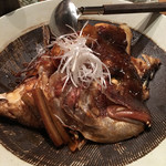 目黒川魚金 - 真鯛のカブト煮付け 880円