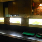 ステーキ・洋食のTANTO屋 - ディナータイム　開店すぐの店内　水耕栽培のケースが、インテリアのように並んでいるのがおしゃれです。2016.11