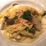 イタリアの洋食家 - スモークサーモンと彩り野菜のクリームソース スパゲッティ(パスタCランチ)