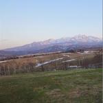 フラテッロ・ディ・ミクニ - 雄大は大雪山の風景を眺めながら、ヴィラからレストランに向かいます。