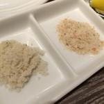 焼肉・冷麺 二郎 - トリュフ塩と特製塩(岩塩3種類、カツオ、ゴマ)の2種使い分け