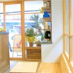 ロッカ&フレンズ クレープリー - 窓が多くて明るい